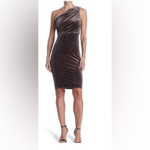 LOVE X DESIGN NWT
Velvet One Shoulder
Chocolate Brown Dress
Women's Size M - Picture 1 of 9